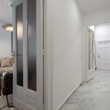 Lägenhet Refined 3br - Balcony With Boulevard Views Near Cismigiu Bukarest